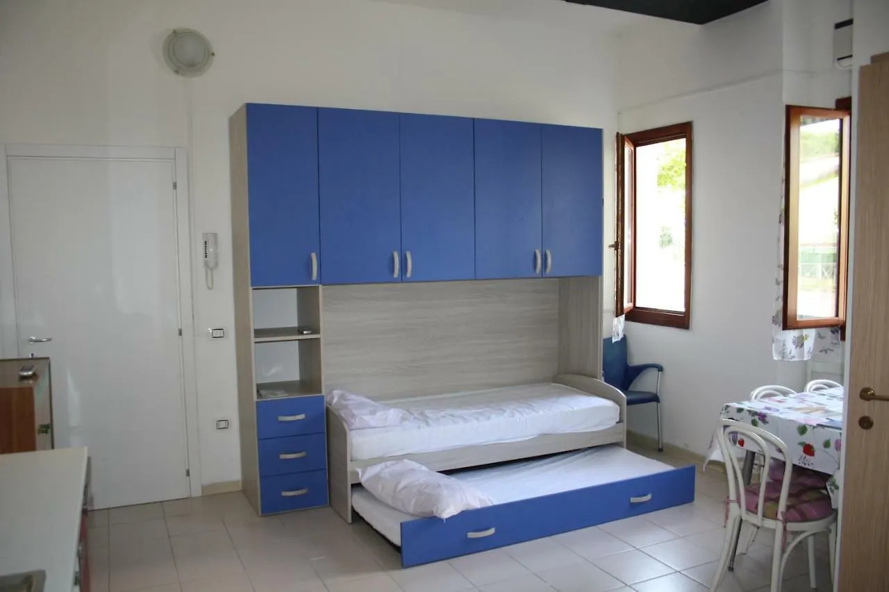 Delfino Est Apartment Rosapineta